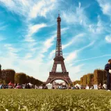Tháp Eiffel nhìn từ công viên Champ de Mars, Paris, Pháp